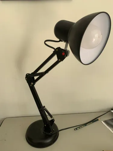 Luminária de Mesa Articulada