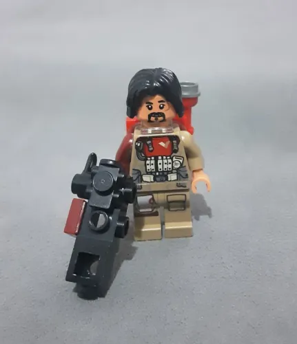 LEGO minifigura Baze Malbus, um dos braços levemente frouxo, com acessório (Set 75153)