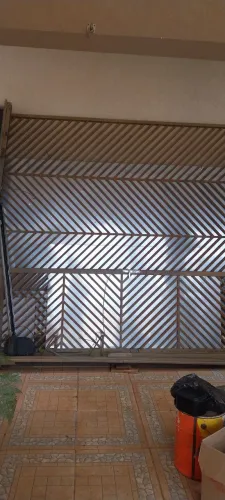 Portão de garagem basculante com motor