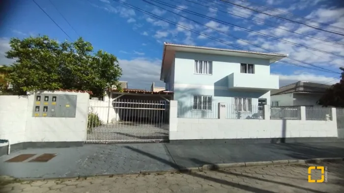 Casa a venda com 5 apartamentos, perfeito para gerar renda no Carianos - Florianópolis/SC