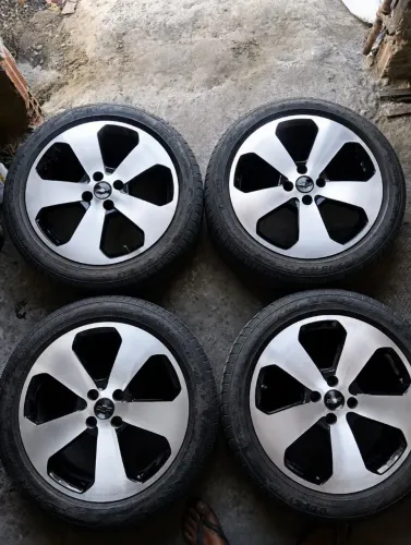 Rodas 17 com pneus, 2 fracos e 2 seminovos só fale se realmente quiser,deixando as de ferr