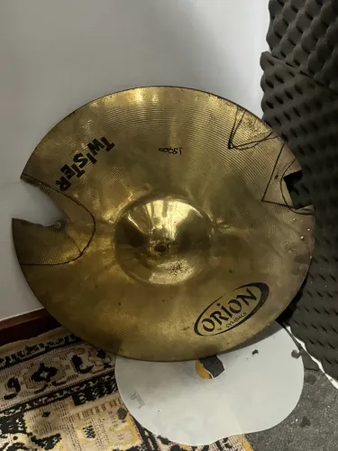 Conjunto de pratos de bateria