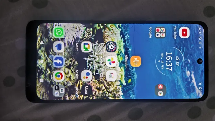 Vendo este celular Motorola moto G60 como trincado na tela mais nada que comprometa no uso