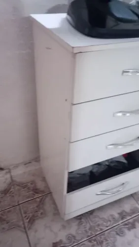 Cômoda pequena