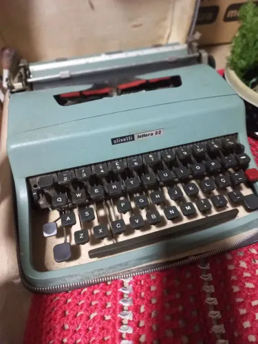 Máquina de escrever Olivetti Lettera 32 original