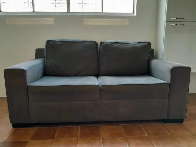 Conjunto sofás 2 e 3 lugares, em tecido (cor cinza).