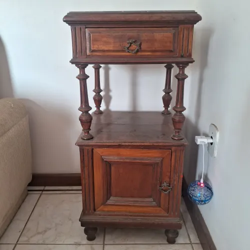 Mesa de cabeceira antiga