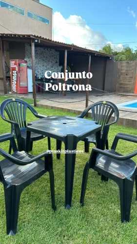 Conjunto de mesa com 4 poltronas