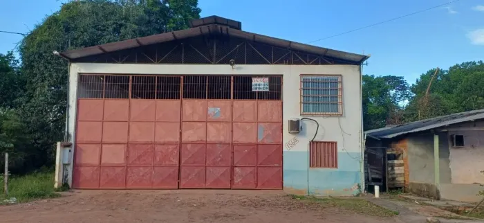 Amplo galpão com casa completa integrada.