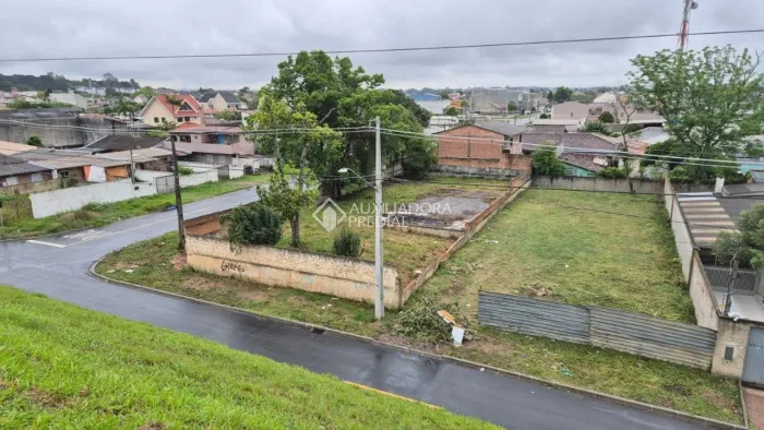 Terreno no Cajuru - 560 m² Plano com Potencial para 3 Residências
