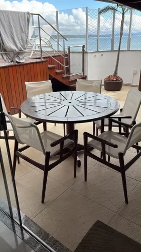 Mesa com 6 cadeiras