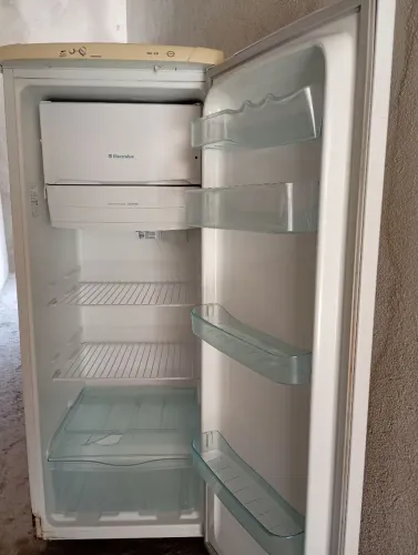 Geladeira Eletrolux 214 L usada