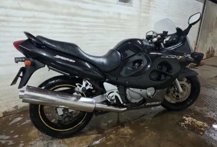 GSXF 750 Suzuki > Original, baixa km, excelente estado! Aceito troca / negociação.
