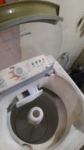 Máquina de lavar automática funcionando perfeitamente
