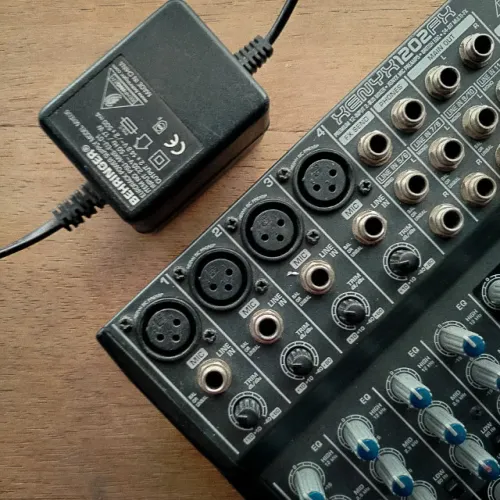 Mesa de Som Analógica Behringer Xenyx1202 com efeitos