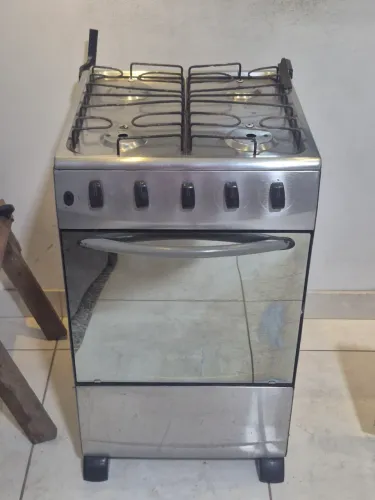 Fogão antigo, porém funcionando.