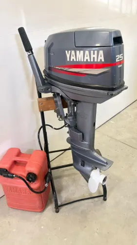 Motor yamaha 25 vm ano 2000 revisado com tanque e mangueira