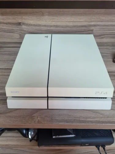 PS4 FAT BRANCO PARA CONSERTO , FONTE RUIM. POSSIVEL CURTO NA PLACA. MENOR PREÇO E ESSE .