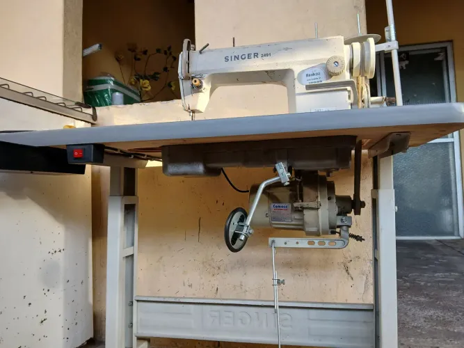 Máquina de costura reta industrial