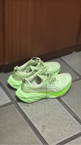 Tênis ASICS Novablast 4