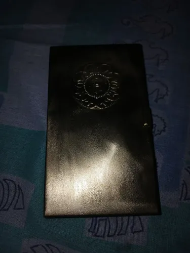 Estojo de maquiagem antigo em metal dourado 