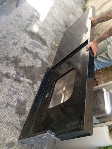 Pia de cozinha em granito preto são Gabriel novo já com torneira.