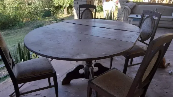 mesa antiga com 4 cadeiras ( para restauro)