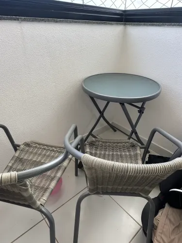 Mesa de vidro com  2 cadeiras de varanda -Leroy Merlin 