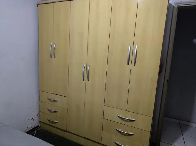 Vendo guarda roupa marfim 6 portas e 6 gavetas 