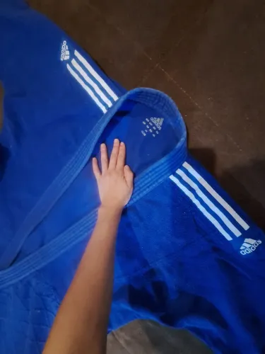 Quimono de judô azul da adidas semi novo