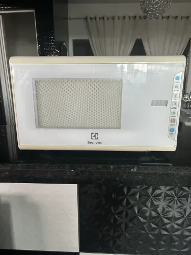 Microondas Eletrolux ,branco 3.500 com pouco tempo de uso