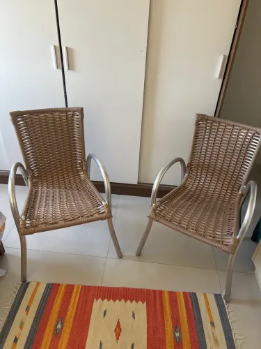 Conjunto de 2 cadeiras lindas.