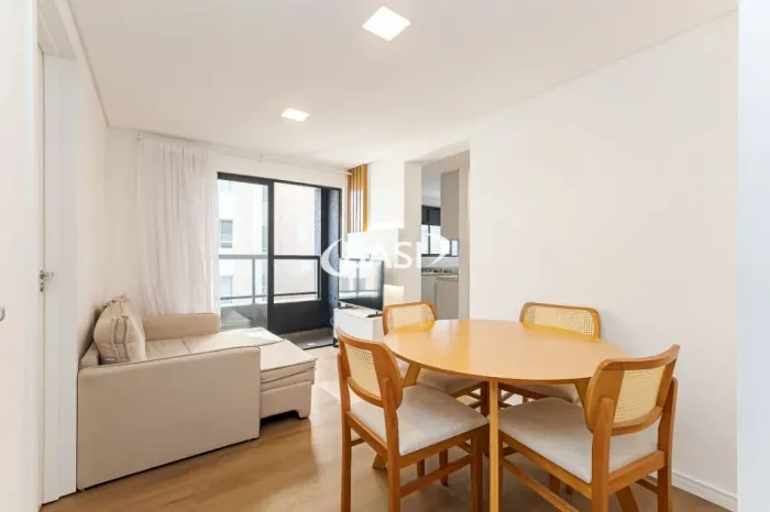 Apartamento 02 dormitórios, com sacada, todo mobiliado em excelente localização no bairro