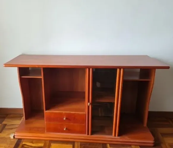 Rack aparador MDF com porta de vidro, 2 gavetas e prateleiras