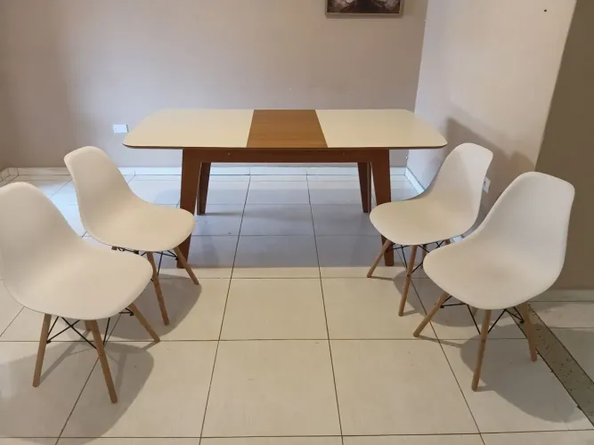 Mesa com 4 cadeiras, sem defeitos