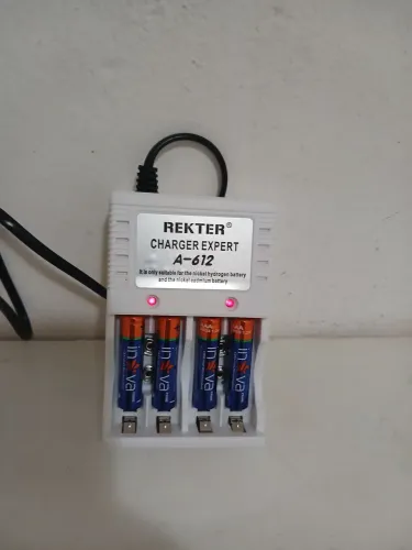 Carregador+12pilhas+3luminarias Led novos