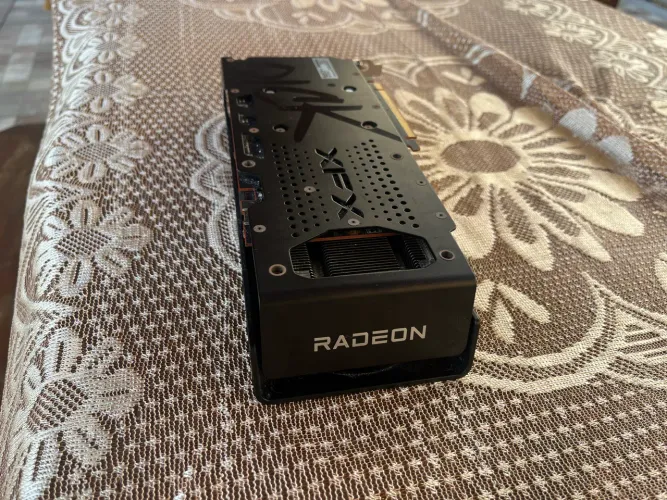 Placa de Vídeo XFX AMD Radeon RX 6650 XT 8GB GDDR6 - Excelente Estado