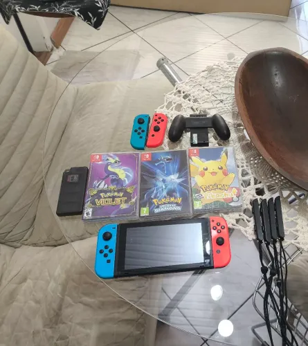 Nintendo switch V2 com chip de 512gb,dois pares de Joycon,4jogos e cartucheira.