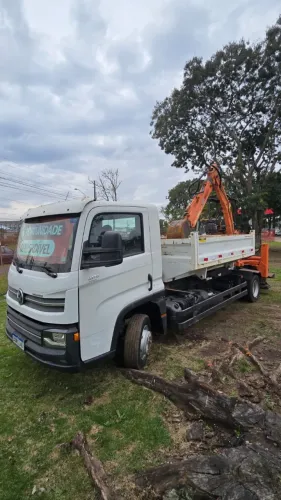 VW 9.170 Delivery 4x2 com Retroescavadeira RM Plus 3.500 e Caçamba Basculante