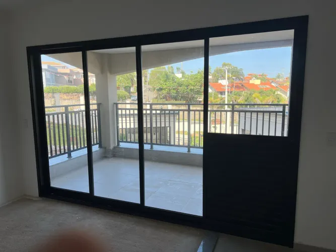 Porta 4 folhas com esquadria de alumínio