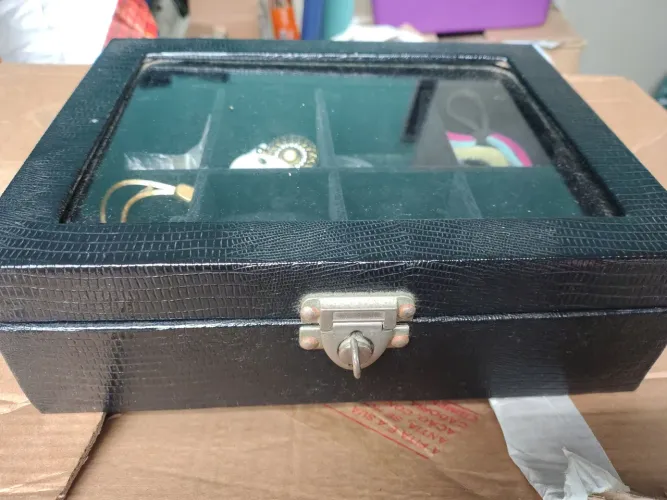 Organização e Elegância: Porta-Joias e Relógio Premium