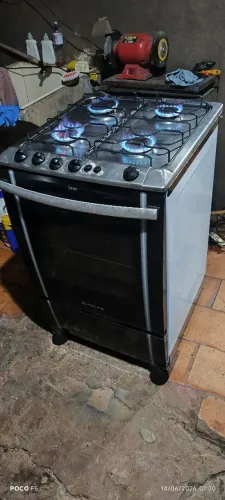 Fogão quatro bocas limpo e pronto pra usar