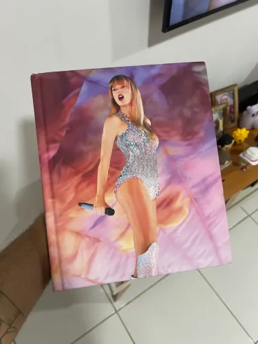 Livro The Eras Tour Book - Taylor Swift
