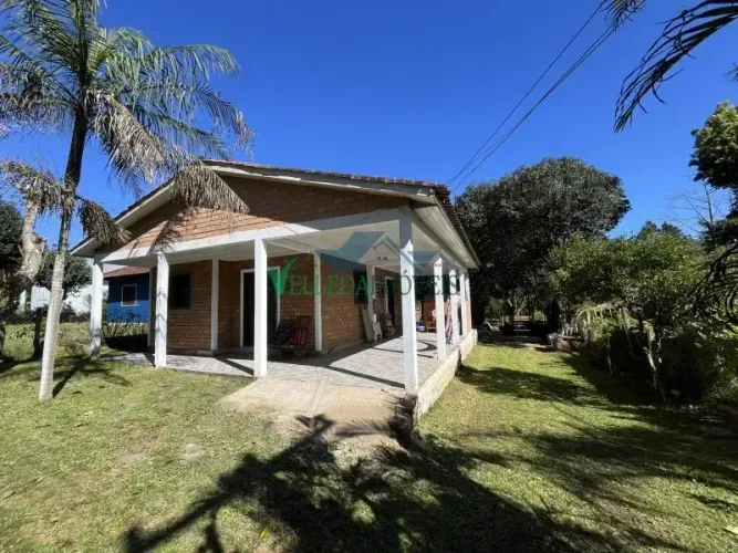 Velleda oferece bela casa em cond fechado Querência, com piscina, área de lazer e galpão c