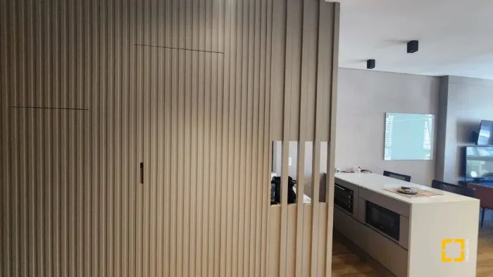 Sala comercial mobiliada com vaga para dois carros no Bairro Itacorubi