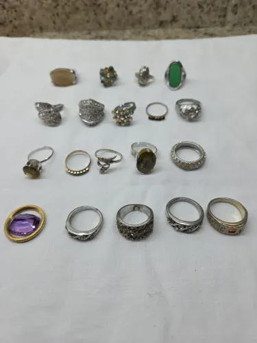 Lote 20 Anéis Femininos Variados - Modelos com Pedras Grandes e Strass (Bijuterias)<br>