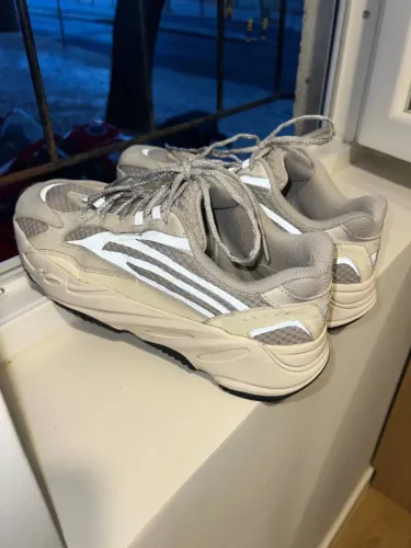 tenis YEEZY 700 V2 / tamanho: 42