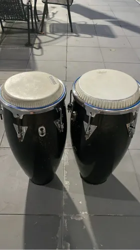 Vendo par de congas LP com bag e estante valor 3.500 pra levar logo   