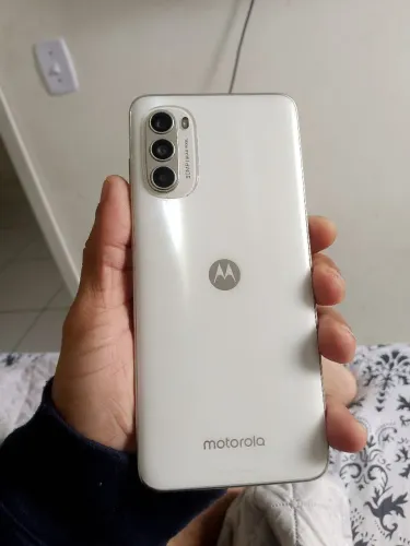 telefone moto G52 impecável pegando tudo e bateria 100% com tecnologia NFC