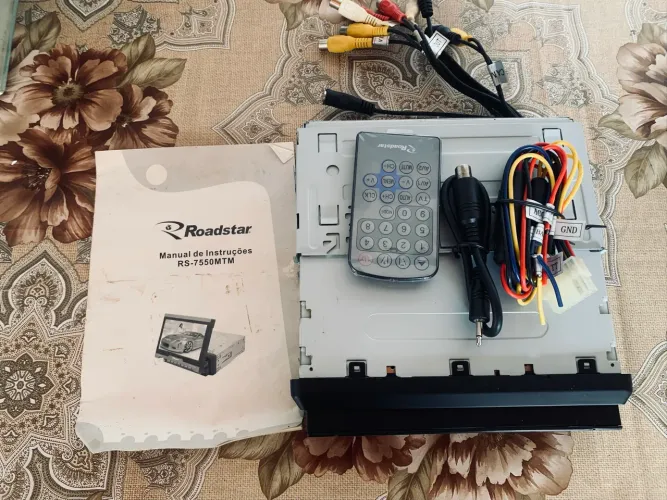DVD automotivo retrátil Roadstar, modelo RS-7550MTM